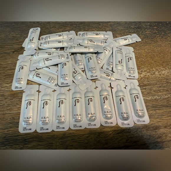 The History Of Whoo  Cheongidan Illuminating Refining Essence 1ml x 30pcs - Picture 1 of 2